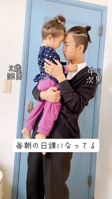 2歳弟と中2の兄がおでこを合わせている