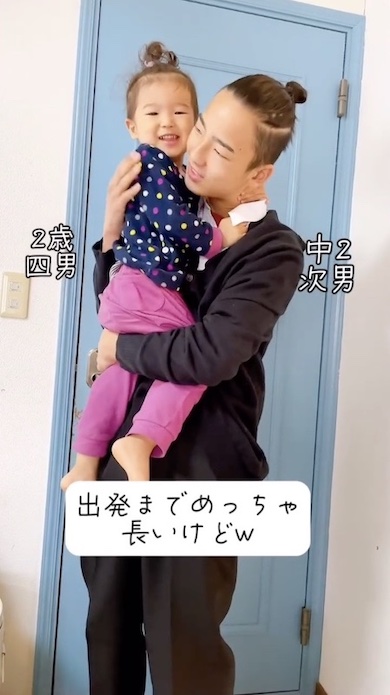 2歳弟と中2の兄が抱き合って笑っている