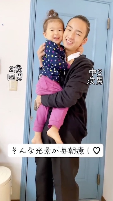 2歳弟と中2の兄が抱き合って笑っている