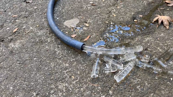 凍った ホース 棒状 氷 出てくる 最強寒波 高尾山 東京