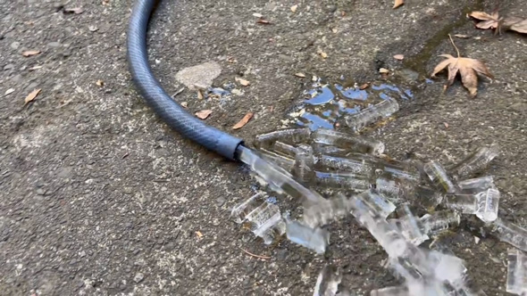 凍った ホース 棒状 氷 出てくる 最強寒波 高尾山 東京