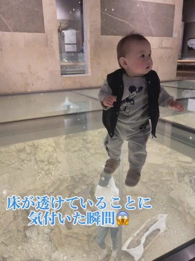 ガラスの上に立った男の子