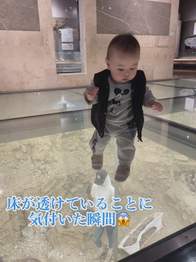 ガラスの上に立つ男の子