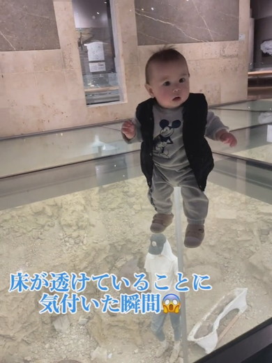 ガラスの上に立つ男の子