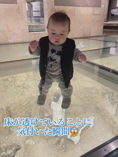 ガラスの上に立つ男の子