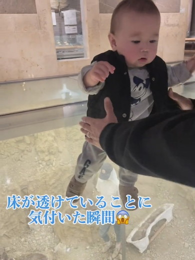 ガラスの上に立つ男の子