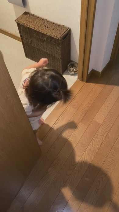 影の存在に気づき怖がる1歳の女の子