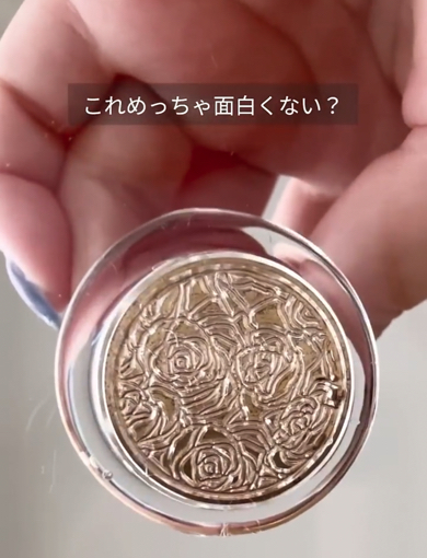 雫に美しい模様が現れたかのよう