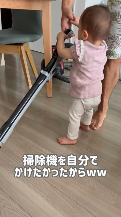 掃除機の取っ手を持つ女の子