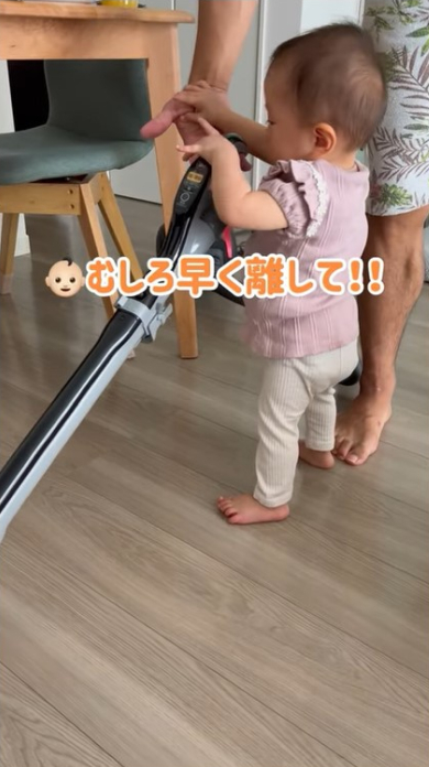 掃除機の取っ手を持つ女の子