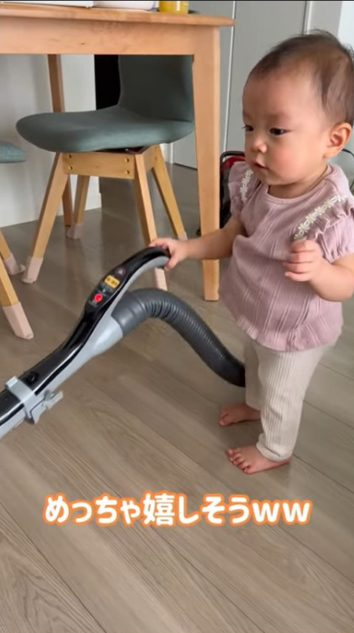掃除機を掛ける女の子