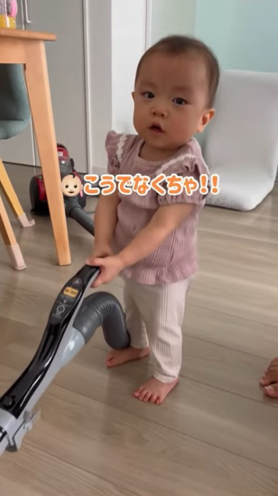 掃除機を掛ける女の子