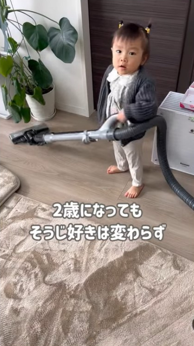 掃除機を掛ける女の子