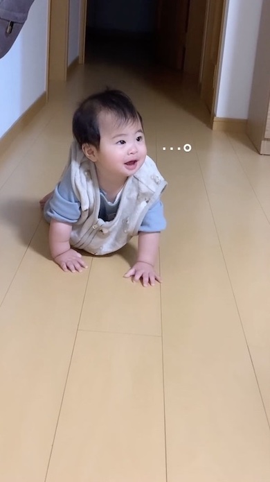 ハイハイをしている赤ちゃん