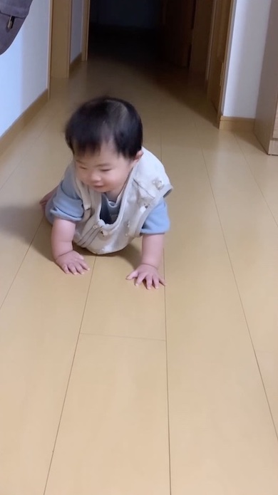 ハイハイのポーズで考え込んでいる赤ちゃん