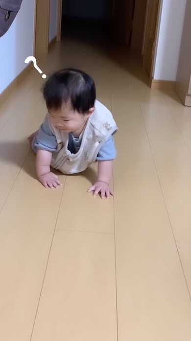 ハイハイのポーズで考え込んでいる赤ちゃん