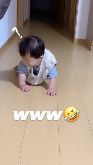 ハイハイのポーズで考え込んでいる赤ちゃん