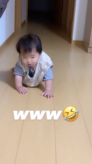 ハイハイのポーズで考え込んでいる赤ちゃん