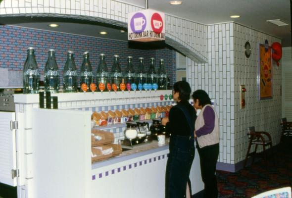 初期ドリンクバーを楽しむ人