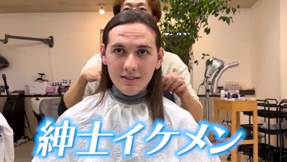 ストレートヘアの青年