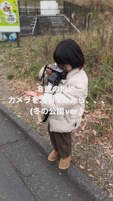 カメラで撮影する8歳の女の子