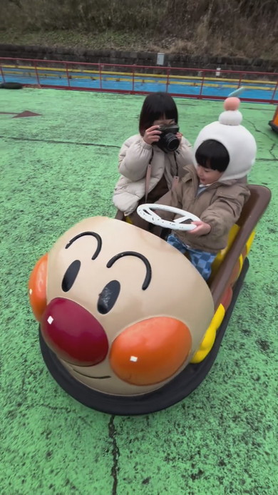 カメラで撮影する8歳の女の子