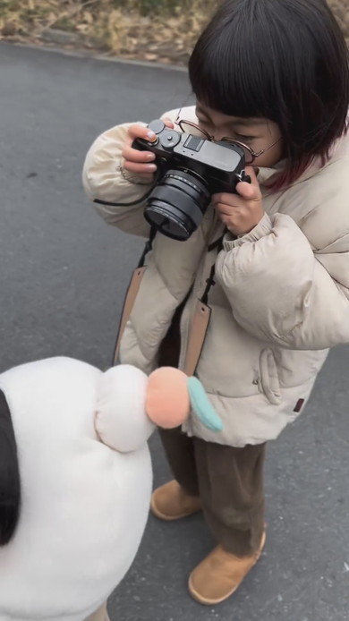 カメラで撮影する8歳の女の子