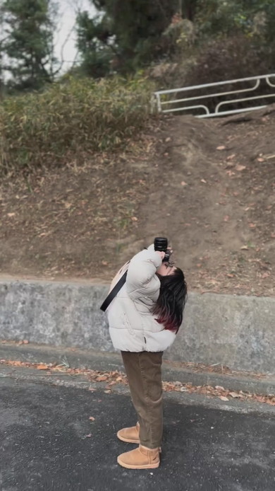 カメラで撮影する8歳の女の子