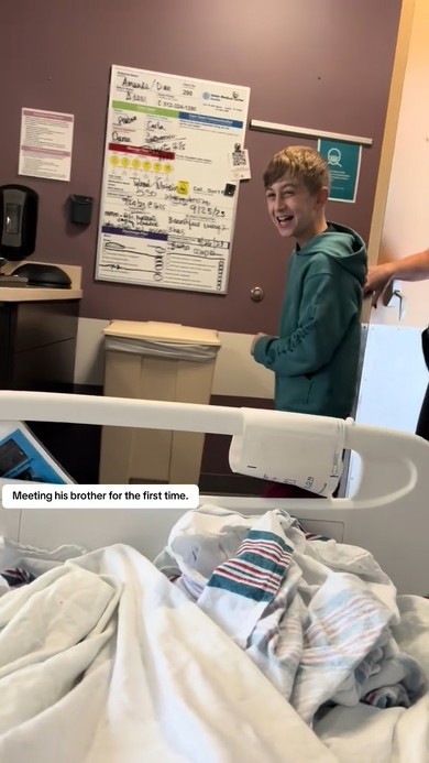 弟妹がほしいと10年言っていた男の子が生まれた弟と初対面