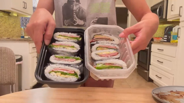 国際結婚 ママ アメリカ スクール おにぎらず 配った 学校 反応 ご飯 海苔 玉子