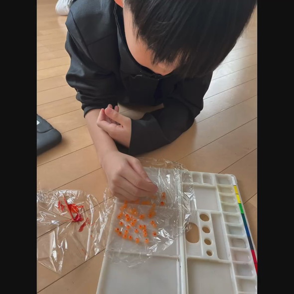 いくらを工作する小学生の男の子