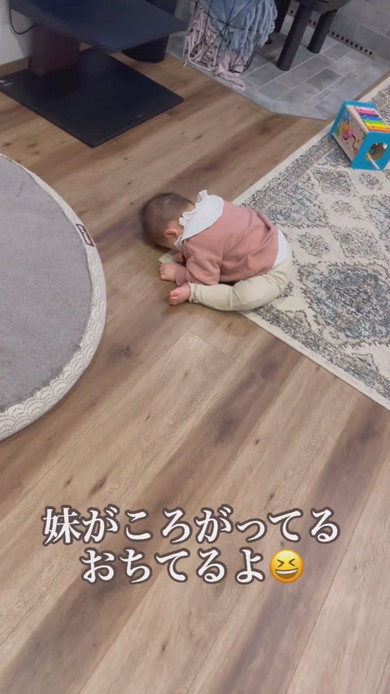 開脚前屈の姿勢で寝ている赤ちゃん
