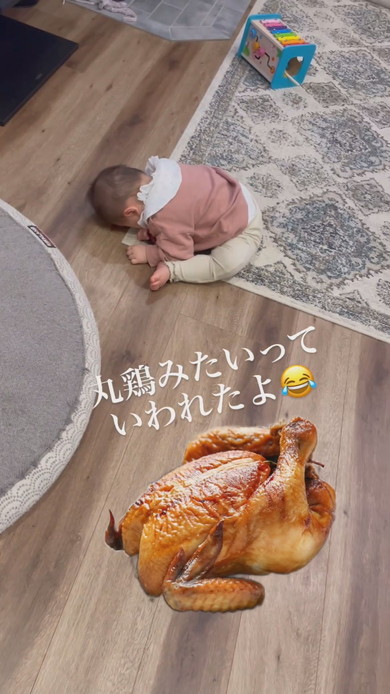 開脚前屈の姿勢で寝ている赤ちゃん