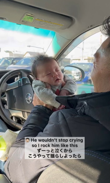 赤ちゃんを寝かしつけるパパ