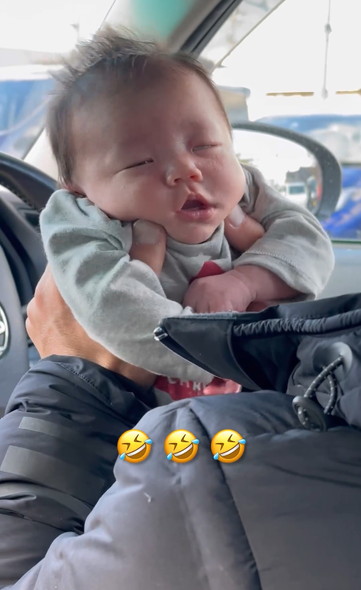 赤ちゃんを寝かしつけるパパ