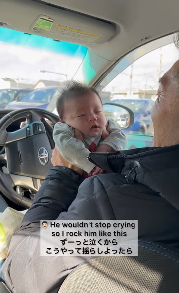 赤ちゃんを寝かしつけるパパ