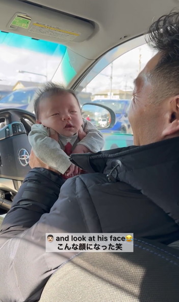 赤ちゃんを寝かしつけるパパ