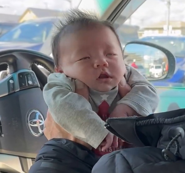 赤ちゃんを寝かしつけるパパ