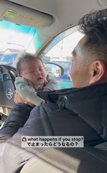 赤ちゃんを寝かしつけるパパ