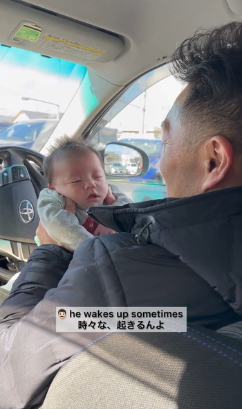 赤ちゃんを寝かしつけるパパ