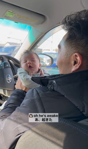 赤ちゃんを寝かしつけるパパ