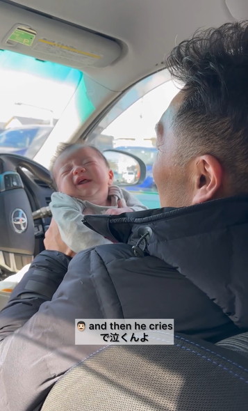 赤ちゃんを寝かしつけるパパ