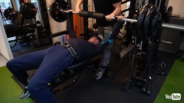 ベンチプレスで100キロを挙げる小沢仁志