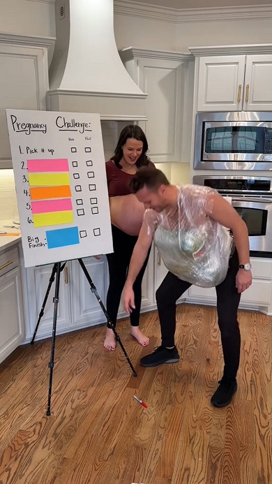 ママのレクチャーを受けながら三つ子妊娠体験をするパパ