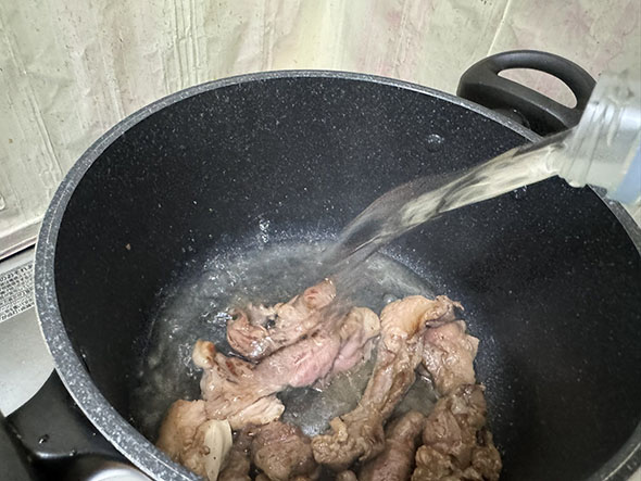 牛肉をエビアンで煮るところ