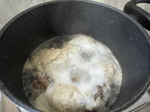 牛肉をエビアンで煮たところ