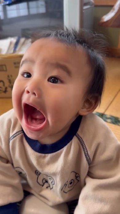 お口を「あーん」と開ける赤ちゃん