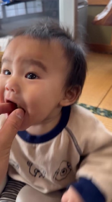 パンを食べる赤ちゃん