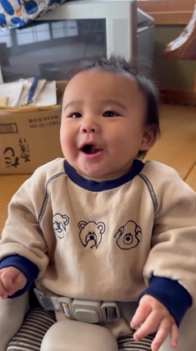 うれしそうな赤ちゃん