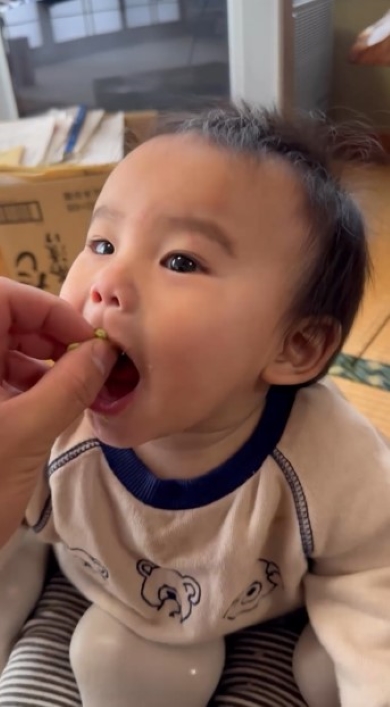 パンを食べる赤ちゃん